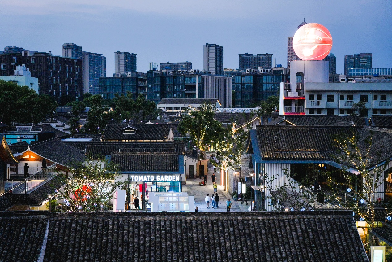 建筑与房屋的城市空拍图

描述已自动生成